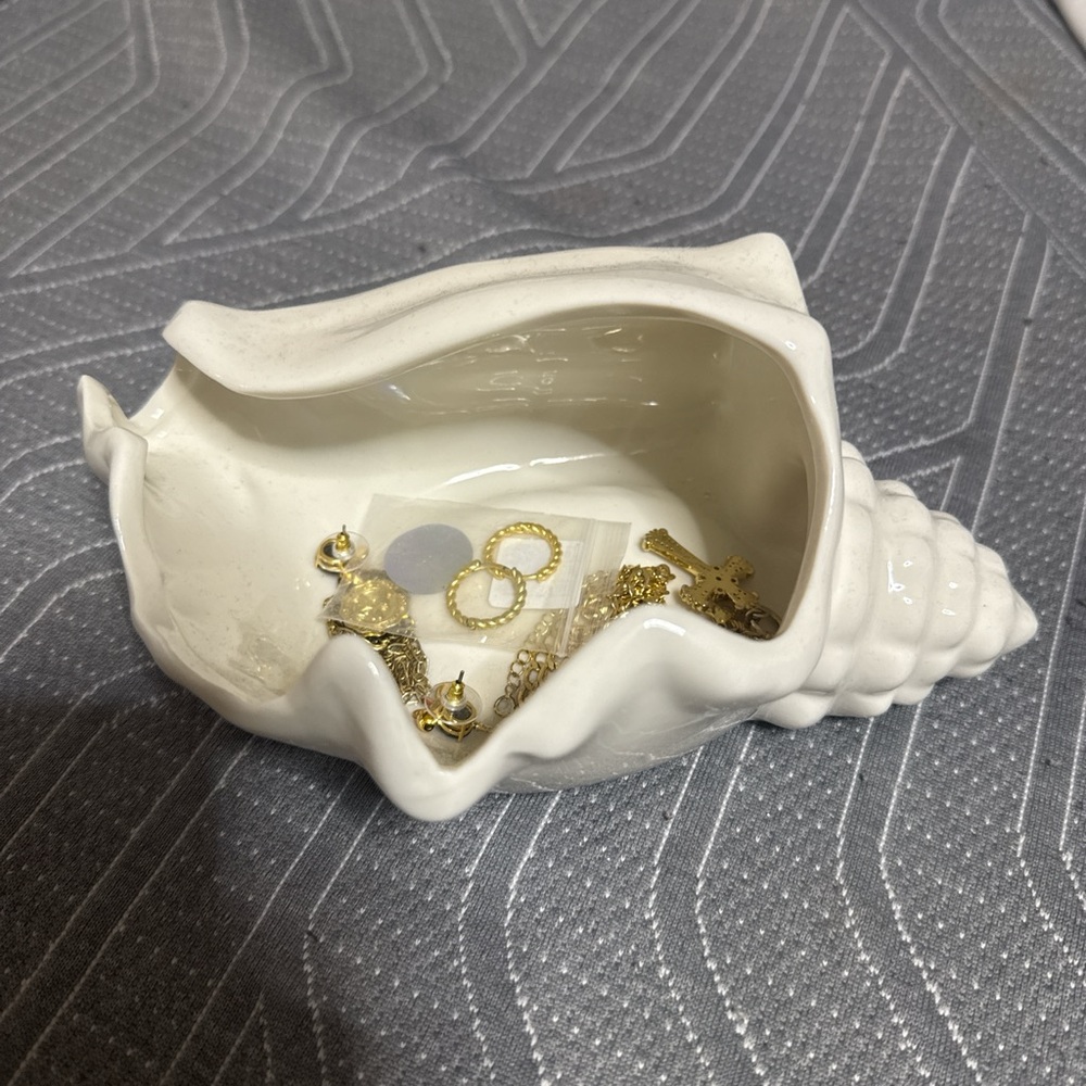 White Shell Jewelry Organizer